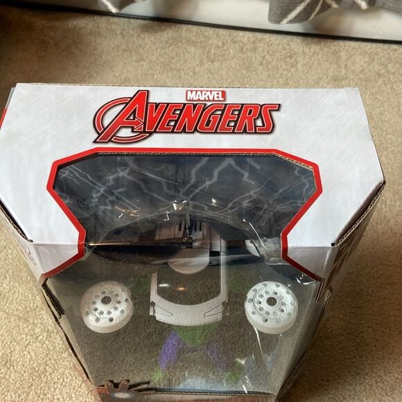 BNWT - MARVEL DISNEY AVENGERS HULK 2 FLYING FIGURINE - Picture 4 of 8